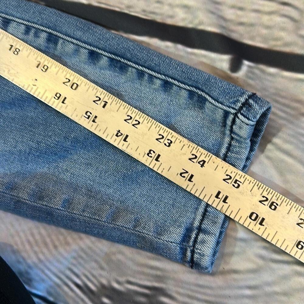 Universal Thread Women's Light Wash Jeans - Picture 5 of 7